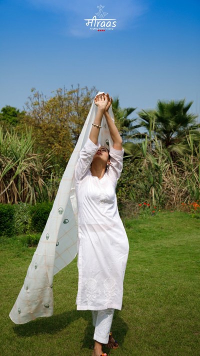 Khubani Ek Natural Clamped Chikankari Dupatta